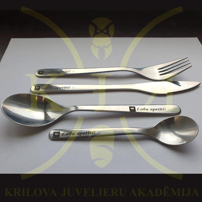 GRAVĒJUMS UZ GALDA PIEDERUMIEM